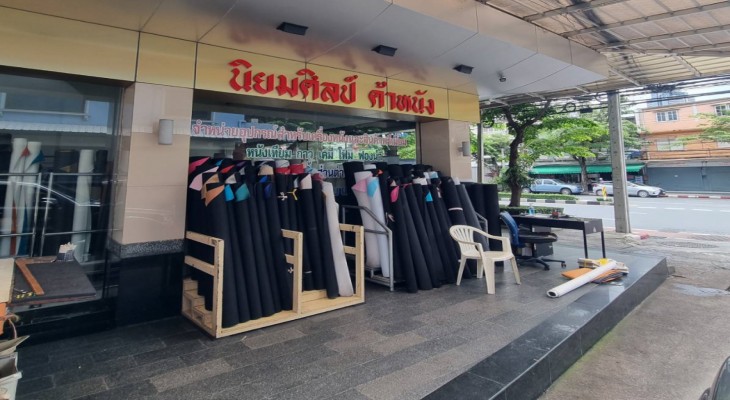 พาลูกค้ามาชมร้านในตำนาน